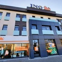 Nowoczesny gabinet terapeutyczny z komfortowąa poczekalnią z miejscami do siedzenia dla pacjentów.